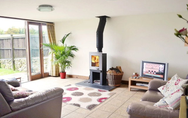 Beautifully converted 400-year-old threshing barn. Pet-friendly.