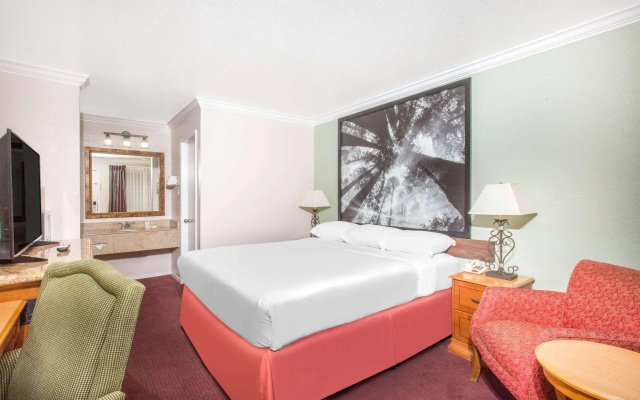 Upper Lake Inn and Suites