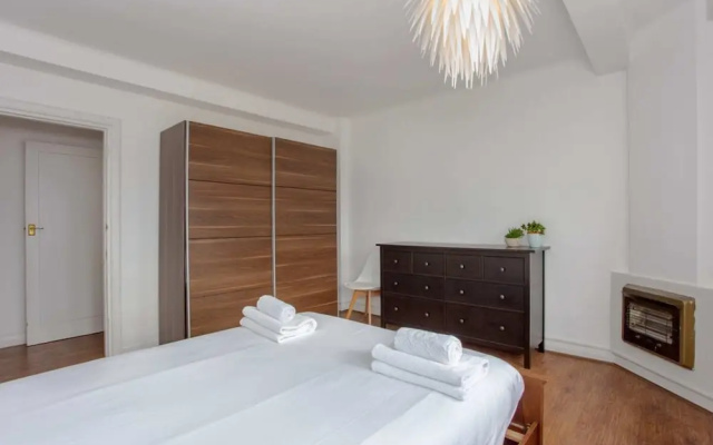 Contemporary 2 Bedroom Flat in Bayswater