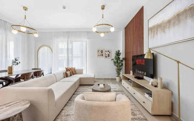 Dubai Creek Gem, Stylish Condo With Two Balconies