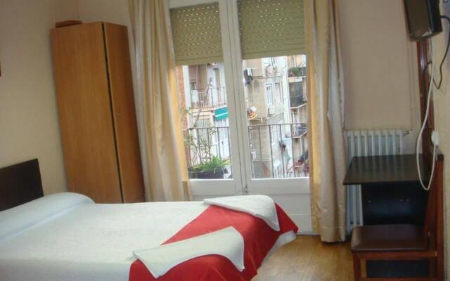 Отель Hostal Muntaner Барселона комната для гостей
