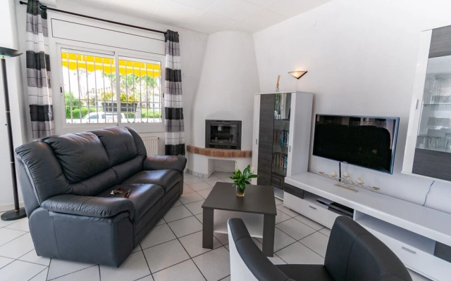 Beautiful Holiday Home for 4 With Private Swimming Pool