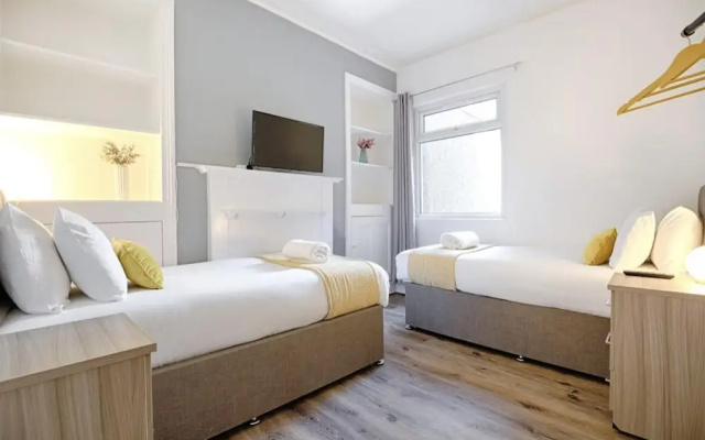 Swansea Retreat - 4 Bedroom House