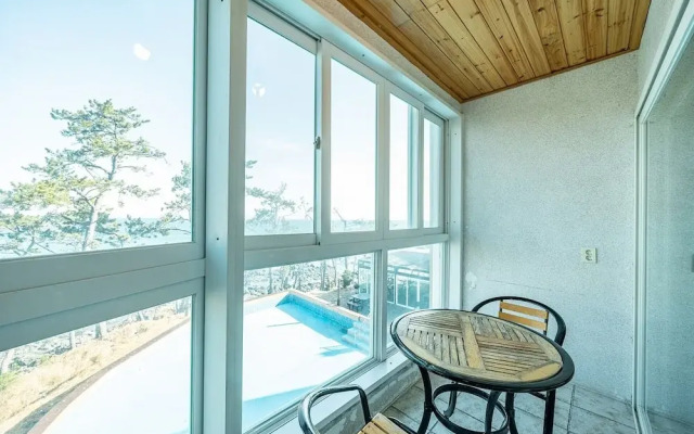 Pohang Pinewave Sea & Spa Pension