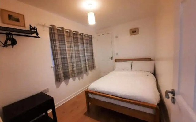 Apartment Sleeps 4 With Garden