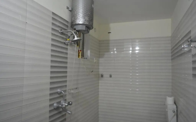 Pretty Garden View, 3BHK Furnished Flat near Kashi Vishwanath Temple