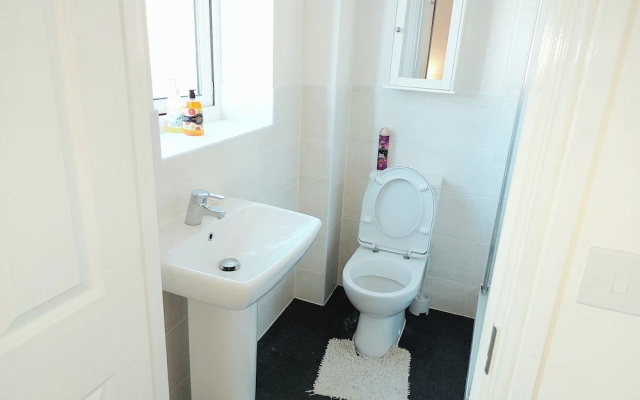Room in Guest Room - Ensuite Double Room, Full Kitchen, in 3-bed Home