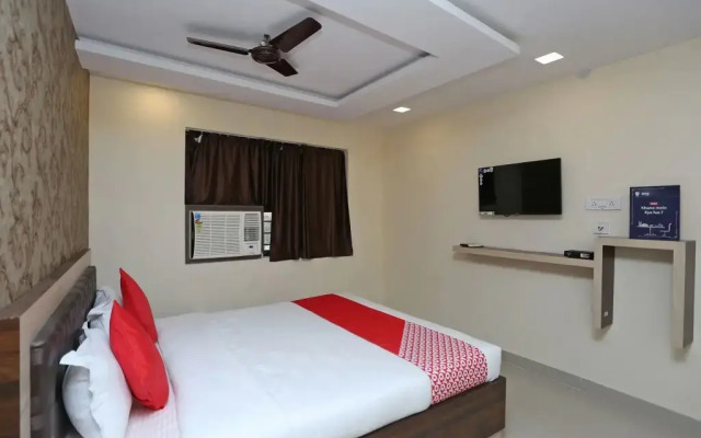 OYO Flagship 11549 Crystal INN