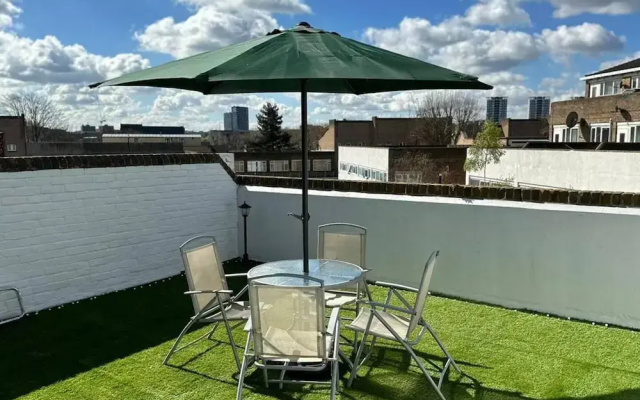 1 Bed Flat Sleeps 2 With Free Parking & Patio