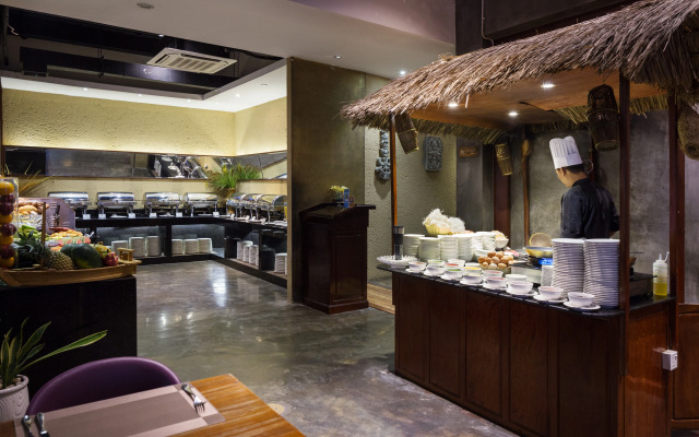 Отель Monivong Clover Hotel