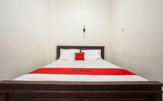 RedDoorz @ Raya Ngagel 2