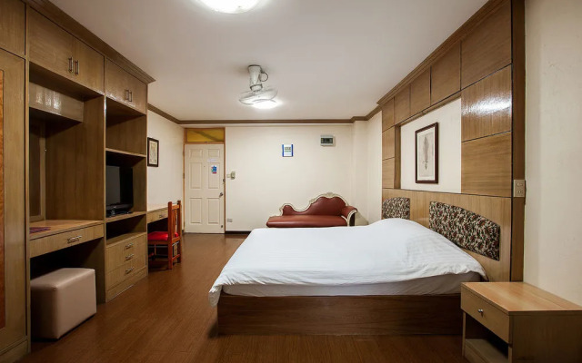 Aiya Residence & Sport Club BTS Budget Hotel