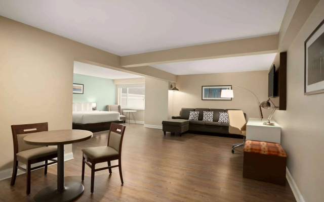 Wyndham Newport Hotel
