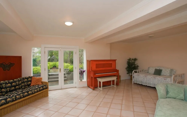 Pacific Way Villa 4 Br home by RedAwning