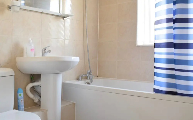 Bright 2 Bedroom Flat in Acton