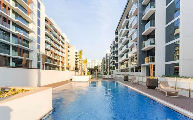 Chic Modern Studio in Azizi Riviera