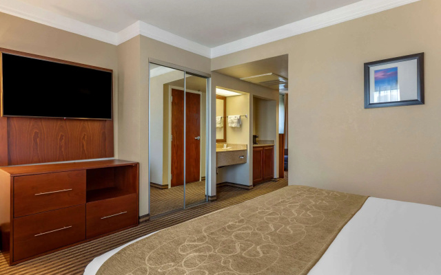 Comfort Suites Visalia Convention Center
