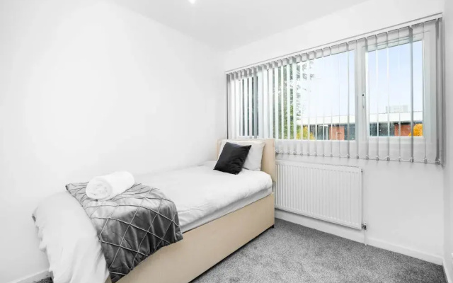 3-bed House, Sleeps 5, Bham Airport, Parking