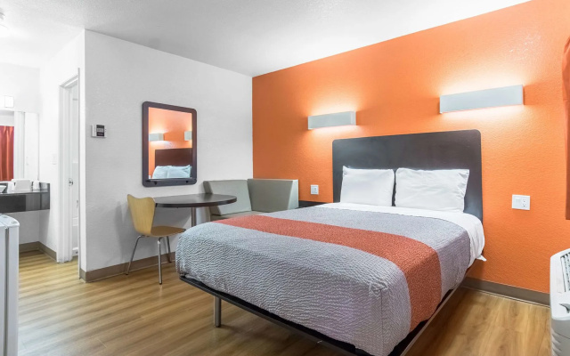 Motel 6 Bakersfield, CA - Central
