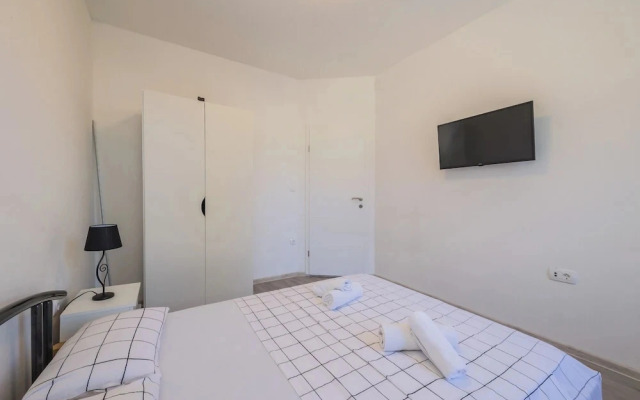 A 2 - Spacious apt on Seafront With the sea View