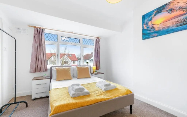 Harrow Hse 3 Bedrooms 2 Bathrooms Off Road Parking