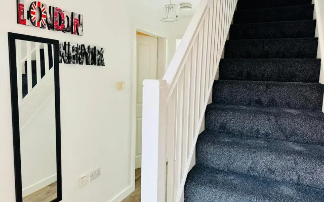 House - Sleeps 8 - Parking - Garden
