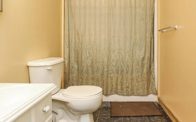 Spacious Home with Waterfront View-Welcome Pets
