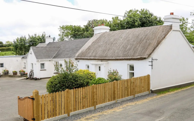 Whispering Willows - The Thatch, Carndonagh