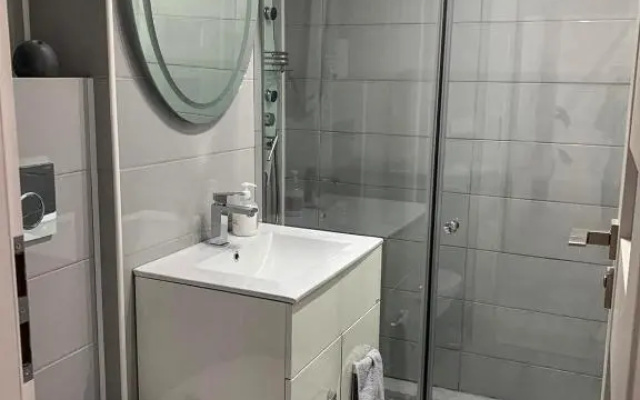 White & Silver Luxury Suite - Craiova
