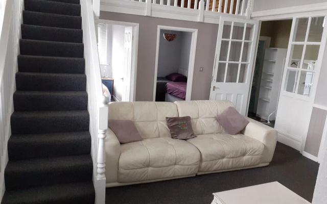 Inviting 3-bed Apartment in Swansea