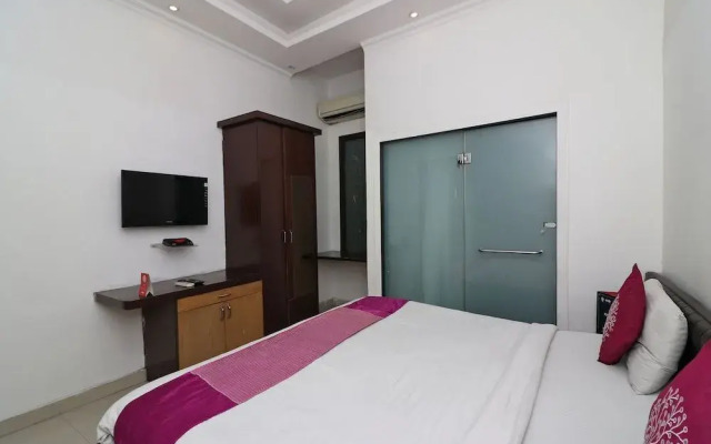 OYO 8349 Hotel Crown Palace