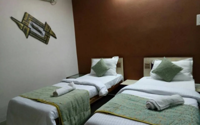 OYO 7439 Hotel Gayatri Inn Annex