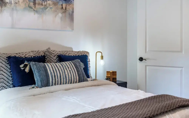 Luxuriously Lakeside by AvantStay | Lakefront Retreat