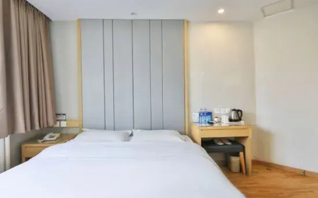 Super 8 Hotel (Beijing Daxing Qingyuan Road Subway Station)