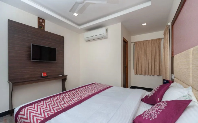 OYO 16595 Famous Residency