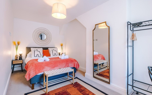 Stylish 3-bed City Centre Home Private Parking