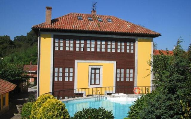 Отель Apartamentos La Casona De Vidiago вид на фасад
