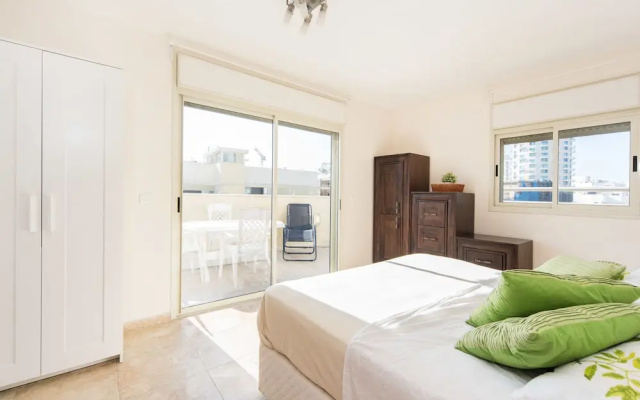 MAMAD - Spacious Duplex with Terrace 3-min From the Beach