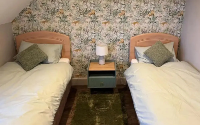 Near Beach - Sea View - Sleeps 6 - Parking