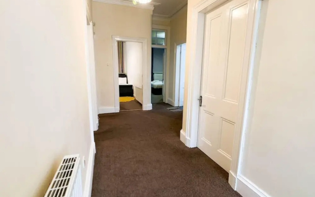 Large Glasgow South Family Home - Free Parking