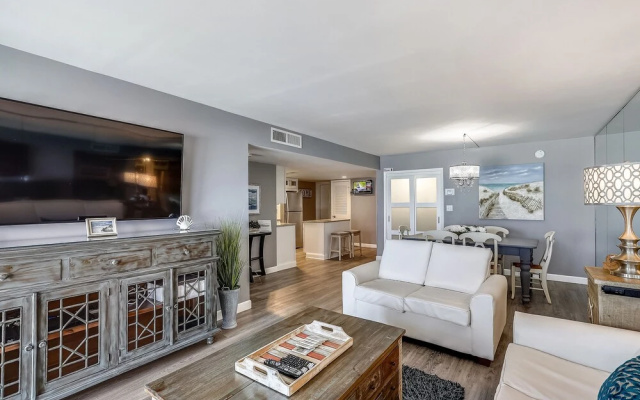 Holiday Surf & Racquet 402 2 Bedroom Condo by RedAwning