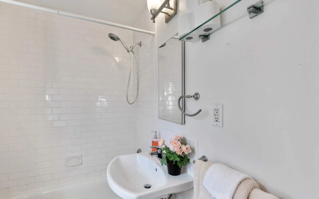 Beautiful 3br/3ba Colonial House by Cozysuites