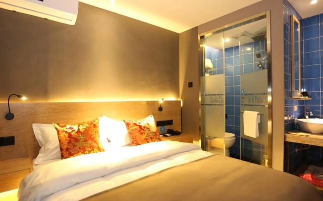 Yo Yo Pinke Hotel