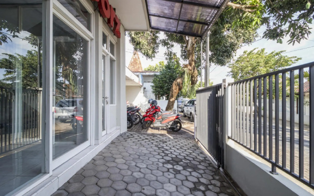 RedDoorz near Condongcatur Bus Station