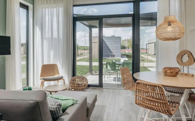 Comfy Lodge with Microwave near Markermeer