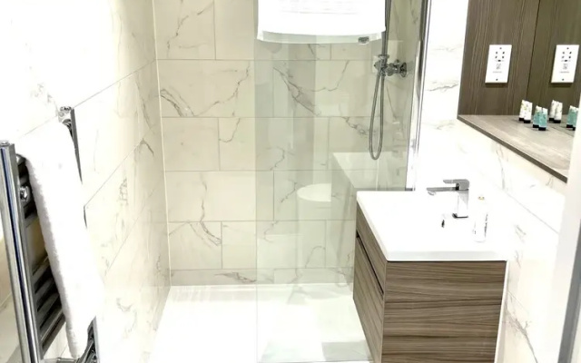 Luxurious MK City apartment- walk to train station