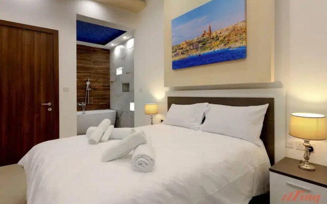 Gem Beachfront Apt With Amazing Bay and Sea Views