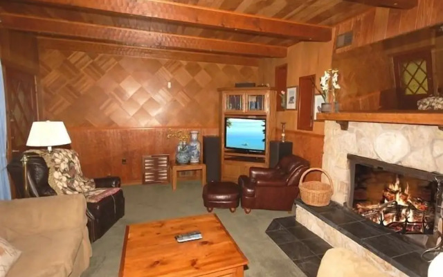 771 Lakeview Avenue 4 Bedroom Home by RedAwning