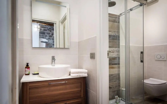 ALTIDO Elegant Apt for 4 at the Como's heart