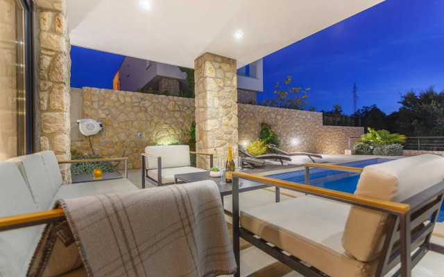 Villa MARIA with heated swimming pool
